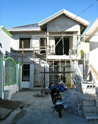 dom podczas budowy